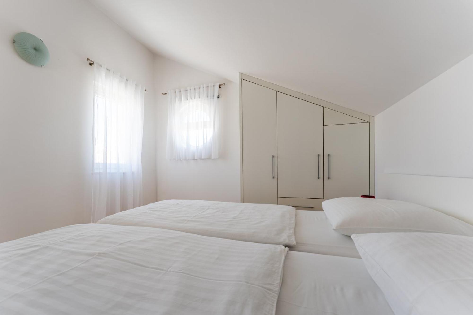 Apartments Barbati Новаля Екстериор снимка