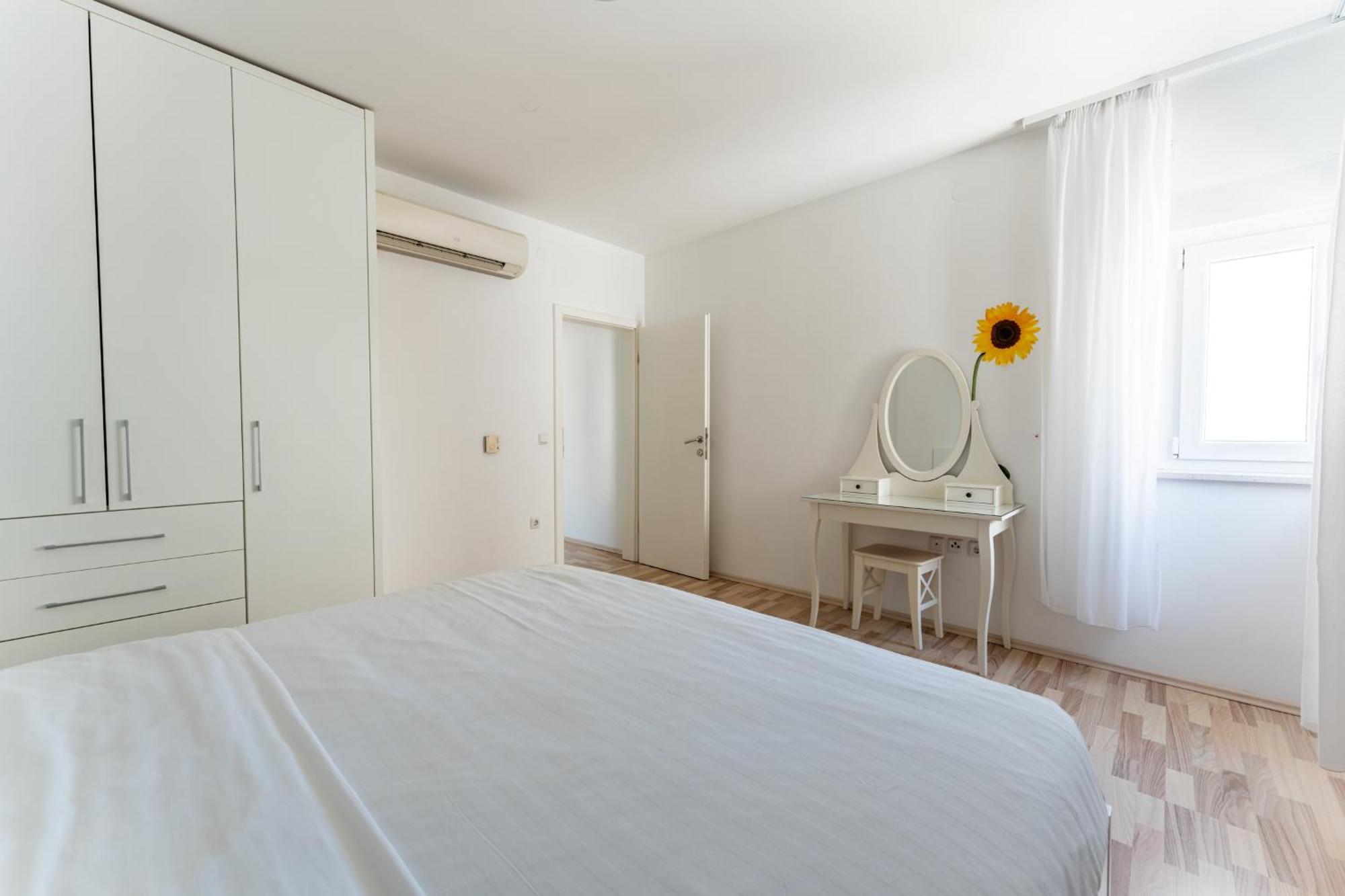 Apartments Barbati Новаля Екстериор снимка