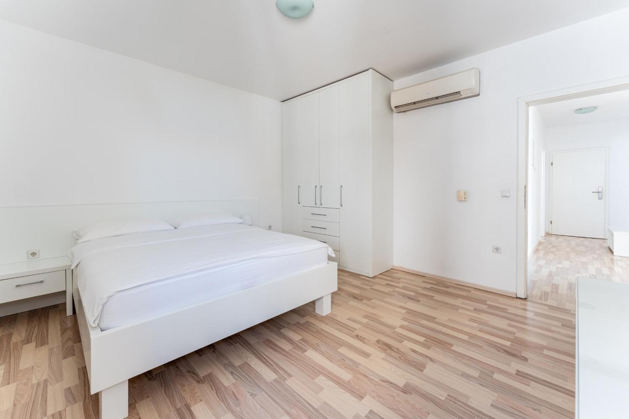 Apartments Barbati Новаля Екстериор снимка
